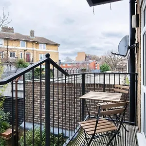 Chic 3 Bed Near Bridge With Balcony Apartment London
